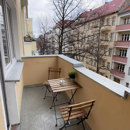 Modernes Ferienapartment In Berlin-neukoelln Берлин